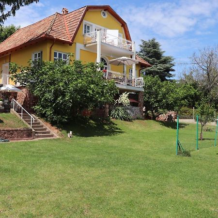 Gyoengyoem Apartman Balatonalmádi Esterno foto