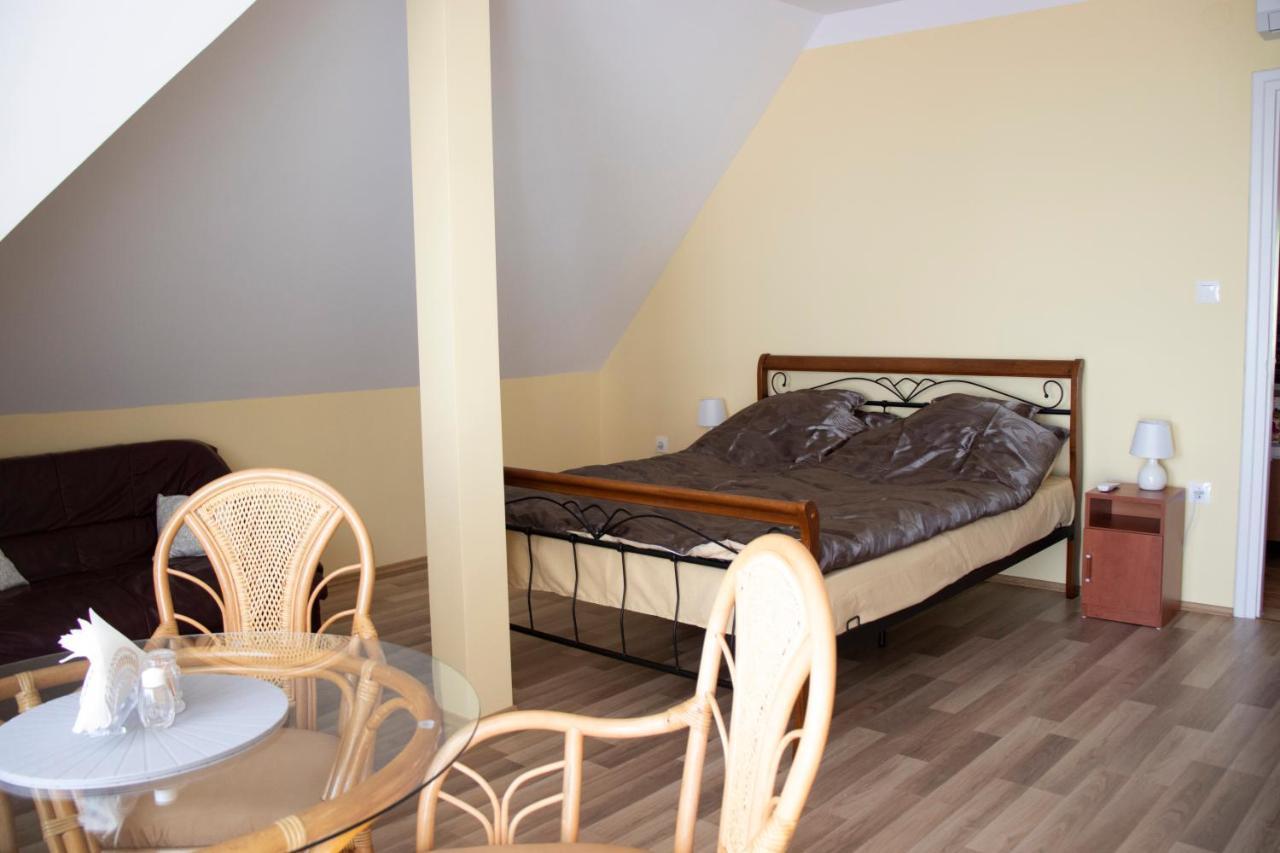 Gyoengyoem Apartman Balatonalmádi Esterno foto