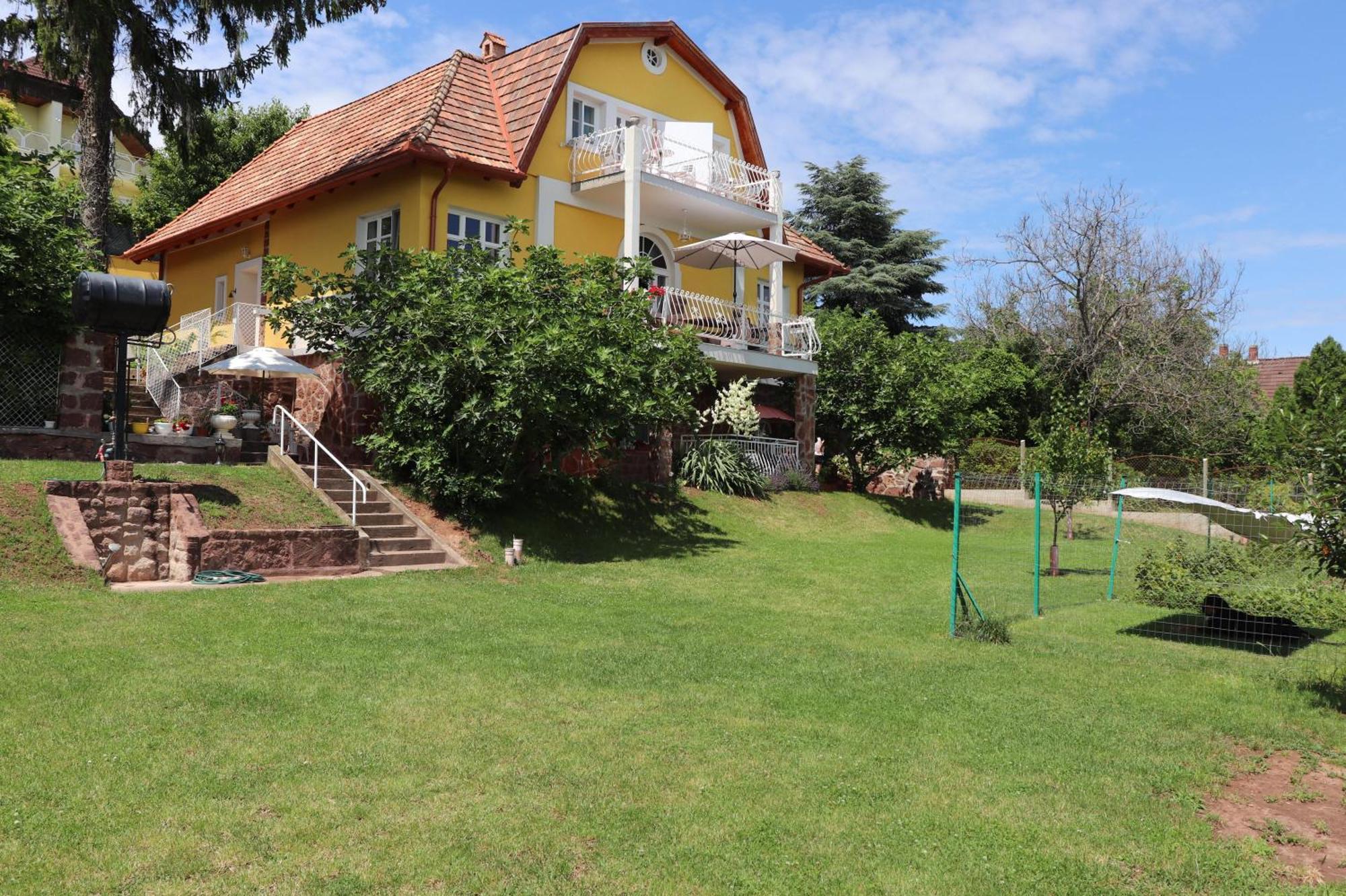 Gyoengyoem Apartman Balatonalmádi Esterno foto