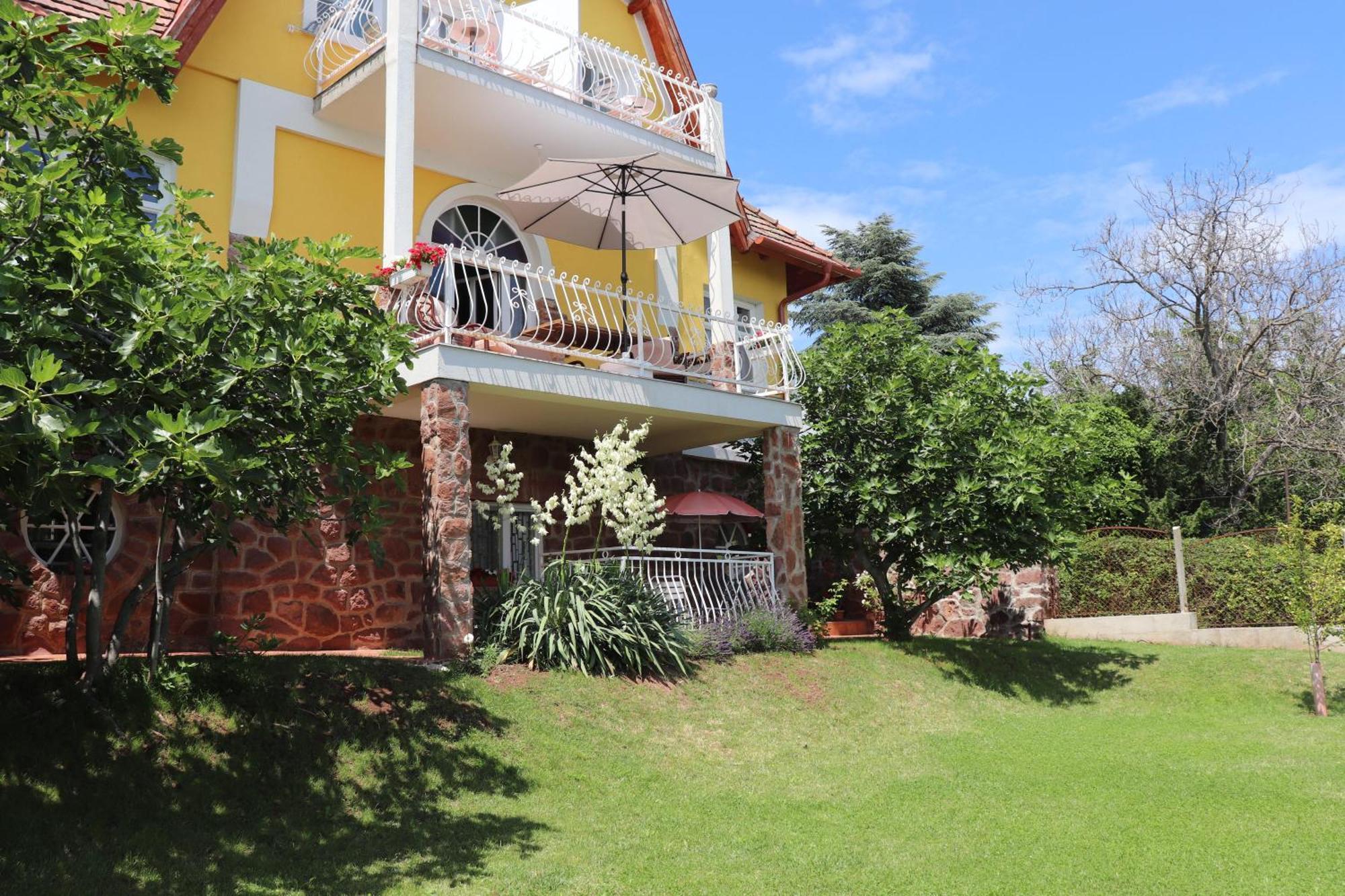 Gyoengyoem Apartman Balatonalmádi Esterno foto