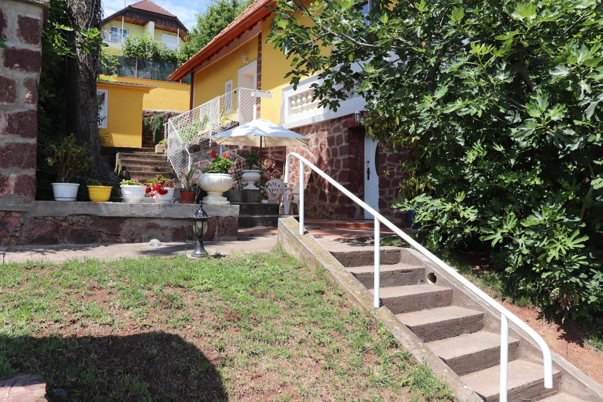Gyoengyoem Apartman Balatonalmádi Esterno foto